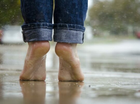 I segni più comuni di fungo dell'unghia sui piedi.