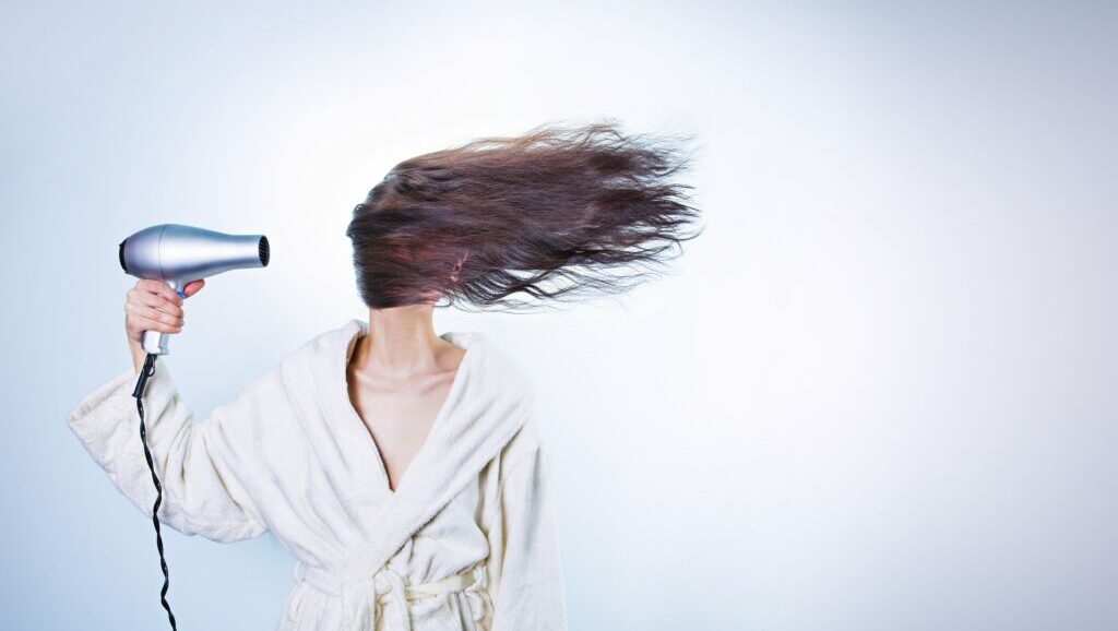 Le 5 cause più comuni di caduta dei capelli.
